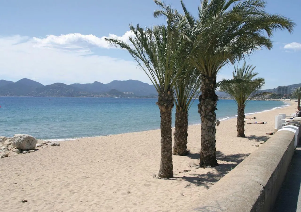 Totolulu Cannes Yellow Corner Apartment